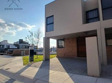 Casa · 108m² · 3 Recámaras · 2 Estacionamientos · Casa en Venta Santa Fe, 10 Min de Uaq, Amenidades, Seguridad 24/7