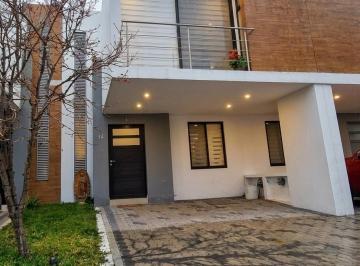 Casa · 131m² · 3 Recámaras · 2 Estacionamientos · Casa en Venta El Refugio, Sala de Tv, Cocina Equipada