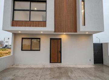 Casa · 165m² · 2 Estacionamientos · Casa en Venta Meseta, Estudio en Pb o 4ta Recámaras, 3 Recámaras Amplias