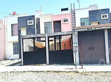 Casa de 3 habitaciones, Corregidora · Casa de Dos Niveles y Sup. Terreno 102 m² con 3 Recámaras en Venta en Fracc. Pueblito Colonial III