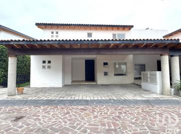 Casa · 286m² · 4 Recámaras · 3 Estacionamientos · Casa en Renta en Lomas del Campanario, Queretaro