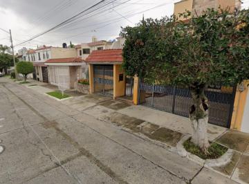 Casa · 160m² · 3 Recámaras · 1 Estacionamiento · Se Vende Hermosa Casa en Jardines de Guadalupe Zapopan, Muy Amplia y Barata!