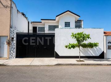 Casa · 300m² · 7 Recámaras · 1 Estacionamiento · Se Vende Inmueble con Potencial de Inversion.