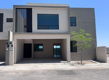 Casa · 244m² · 4 Recámaras · 2 Estacionamientos · Casa en Venta Modelo Cobatilla en Cortijo Torreon Coah