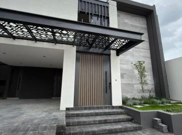 Casa · 385m² · 4 Recámaras · 2 Estacionamientos · Casa en Venta en Cañada del Refugio Sur