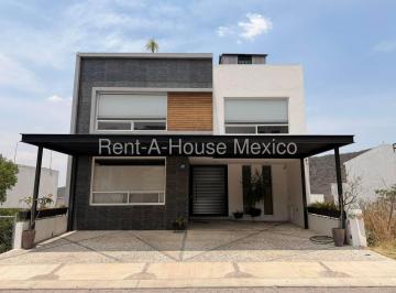 Casa · 300m² · 3 Recámaras · 3 Estacionamientos · Casa Amueblada en Renta en Cumbres del Cimatario, Qro.