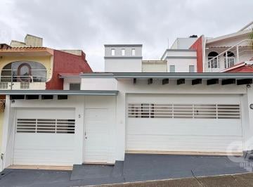 Casa · 275m² · 3 Recámaras · 3 Estacionamientos · Casa en Venta en Fraccionamiento Real del Bosque