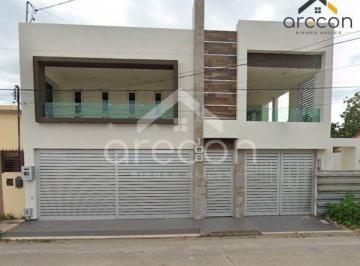 Casa · 574m² · 4 Recámaras · 4 Estacionamientos · Casa Moderna en Venta, Cerca de La Playa