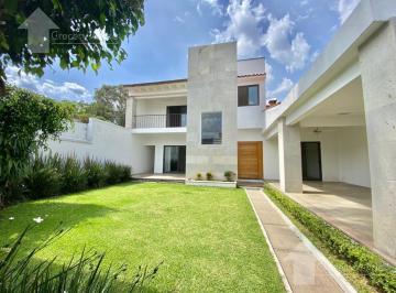 Casa · 290m² · 4 Recámaras · 3 Estacionamientos · Casa en Renta con Vigilancia en Zona Norte de Cuernavaca