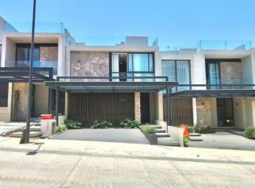 Casa de 4 habitaciones, Morelia · Casa en Venta Sobre La Av Juan Pablo II en Zona Altozano