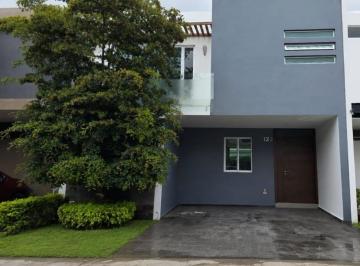 Casa de 3 habitaciones, Zapopan · Casa en Renta en Solares en Coto Privado Cerca Instituto de Ciencias