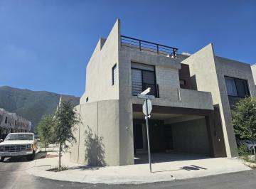 Casa · 270m² · 3 Recámaras · 2 Estacionamientos · Casa Zona Dominio Cumbres Rincon de La Sierra Garcia Renta