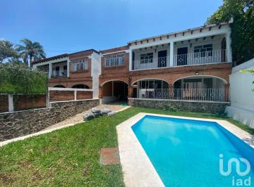Casa · 360m² · 5 Recámaras · 4 Estacionamientos · Casa en Renta en Privada Zona Norte Jardín Tetela