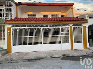 Casa · 170m² · 4 Recámaras · 2 Estacionamientos · Casa Dúplex en Venta en Colonia Francisco Villa, Mazatlán, Sinaloa.
