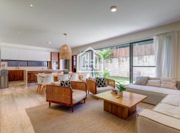 Casa · 244m² · 4 Recámaras · 2 Estacionamientos · Casa en Playa del Carmen en Venta, 4 Recamaras, 4.5 Baños, 10 Min del Mar