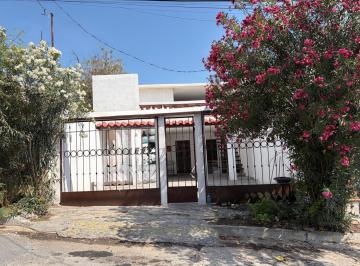 Casa · 175m² · 5 Recámaras · 2 Estacionamientos · Casa Centro de Santa Catarina Venta