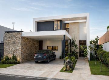 Entrada y fachada principal · Residencia Moderna con Jardín, Alberca y Energía Solar — a 20 Min de La Playa