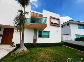 Casa · 350m² · 4 Recámaras · 4 Estacionamientos · Casa en Venta en Fraccionamiento Xochicalli con Recámara en Planta Baja