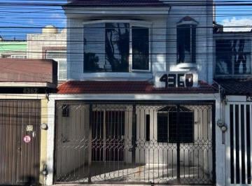 Casa de 4 habitaciones, Zapopan · Casa en Venta - Arboledas