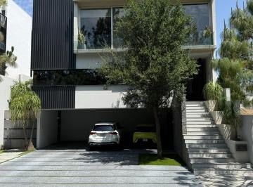 Casa de 3 habitaciones, Zapopan · Frente a Parque en El Alcázar Oriente | 3 Recámaras | Cochera Para 6 Autos