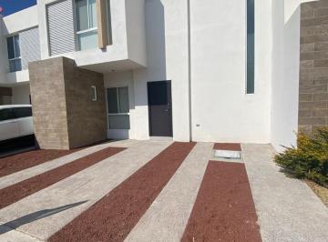 Casa · 160m² · 3 Recámaras · 2 Estacionamientos · Casa Amueblada en Renta La Cantera