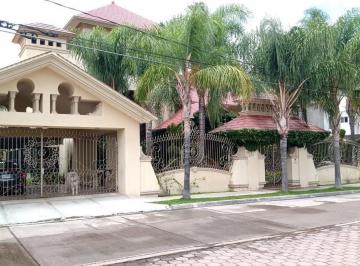 Casa · 800m² · 4 Recámaras · 4 Estacionamientos · La Firma Real State Renta Preciosa Casa Ideal Para Negocio o Restaurante