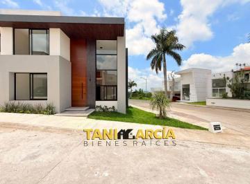 Casa en Venta de 3 habitaciones · Vendo Moderna Casa en Esquina Estilo Minimalista y Doble Altura en Fraccionamiento Privado en Fortín