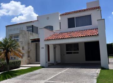 Casa · 420m² · 3 Recámaras · 4 Estacionamientos · Casa en Renta El Campanario, Recién Remodelada