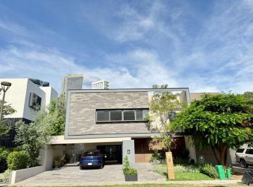 Casa · 259m² · 4 Recámaras · 4 Estacionamientos · Residencia Venta Puerta Plata Zapopan