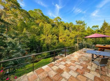 Casa · 180m² · 2 Recámaras · 4 Estacionamientos · Casa de Campo en Renta con Río y Vista Al Bosque en Valle de Bravo