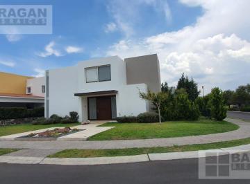Casa · 480m² · 3 Recámaras · 3 Estacionamientos · Casa en Renta en Excelente Ubicación en El Campanario