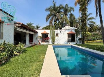 Casa · 476m² · 4 Recámaras · 3 Estacionamientos · Venta Casa Estilo Colonial en Una Planta, Delicias Cuernavaca.
