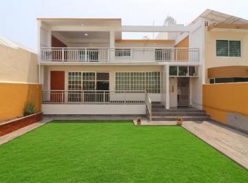 Casa · 370m² · 3 Recámaras · 2 Estacionamientos · Casa en Venta con Amplio Jardín en Jardines de Mocambo Boca del Río Veracruz