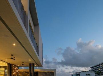 Casa · 1090m² · 4 Recámaras · 4 Estacionamientos · Venta de Casa en Puerto Cancun con Muelle