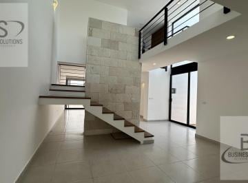 Casa · 340m² · 4 Recámaras · 3 Estacionamientos · Kl/ Casa en Renta con Aire Acondicionado y Cochera Techada.