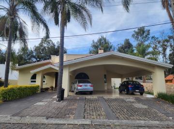 Casa · 578m² · 3 Recámaras · 7 Estacionamientos · Casa Venta Oportunidad en Club de Golf Erandeni Colinda Campo de Golf