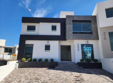 Casa · 200m² · 4 Recámaras · 2 Estacionamientos · Casa en Venta en Fraccionamiento Lomalta Tres Marías