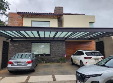 Casa · 456m² · 5 Recámaras · 3 Estacionamientos · Casa en Venta Club de Golf Altozano Montaña Monarca III