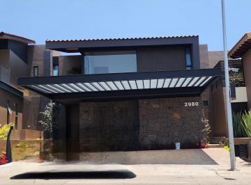 Casa · 360m² · 4 Recámaras · 3 Estacionamientos · Casa en Venta en Club de Golf Altozano con Casa Club