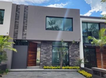 Casa · 200m² · 4 Recámaras · 2 Estacionamientos · Casa en Venta 4 Recámaras Una en Planta Baja Fraccionamiento Privado en Altozano
