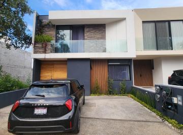 Casa · 270m² · 3 Recámaras · 2 Estacionamientos · Casa en Venta Altozano Fraccionamiento Privado con Caseta de Vigilancia con Sótano con Bar