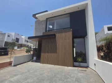 Casa · 241m² · Casa en Venta Fraccionamiento Privado con Caseta de Vigilancia a 7 Minutos Centro Comercial Altozano