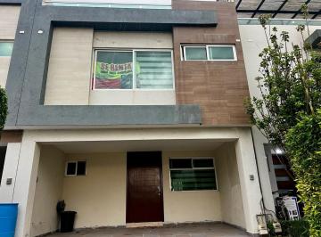 Casa · 200m² · 3 Recámaras · 3 Estacionamientos · Casa en Arboledas del Pedregal. Periférico Puebla