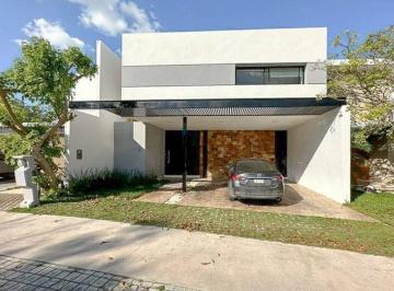 Casa de 3 habitaciones, Mérida · Casa en Renta Temozón Norte Amueblada de Lujo