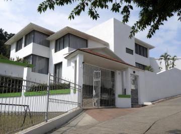 Casa de 3 habitaciones, Huixquilucan · Casa en Venta 400 m² en Huixquilucan, Estado de México