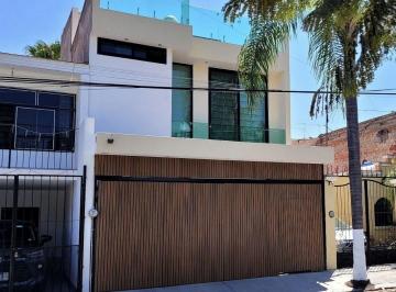 Casa de 3 habitaciones, Zapopan · Casa en Renta Amueblada Cerca del Iteso y Periférico Sur | con Roof Garden