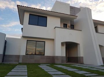 Casa de 3 habitaciones, León · Casa en Renta en Fraccionamiento Bosques del Pedregal con Terreno Excedente.