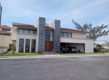 Casa · 393m² · 2 Recámaras · 2 Estacionamientos · Casa 3 Recámaras con Alberca en Fraccionamiento Residencial Vista Bella