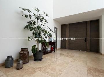 Casa · 459m² · 3 Recámaras · 3 Estacionamientos · Casa en Renta en Jurica