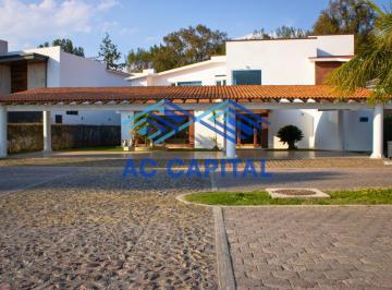 Casa · 560m² · 4 Estacionamientos · Casa en Venta 559 m² con Recámara Principal en Planta Baja y Vista Al Golf. San Gil